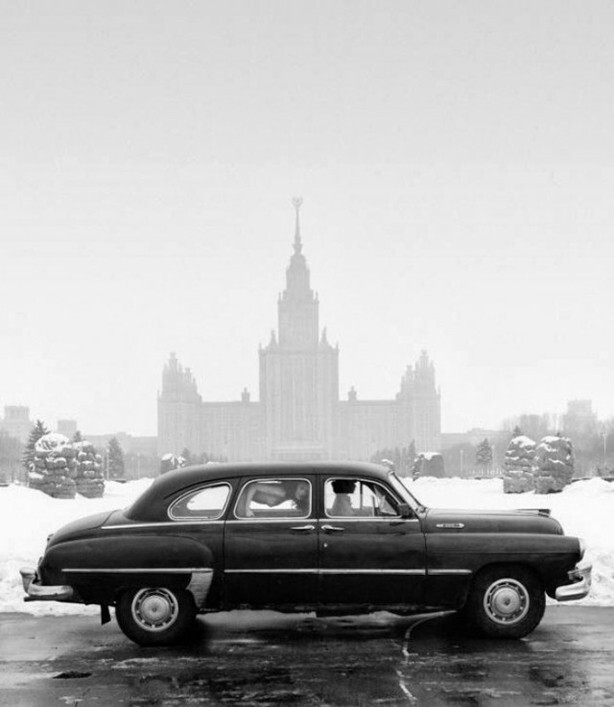 Девушки в ГАЗ-12 на фоне МГУ