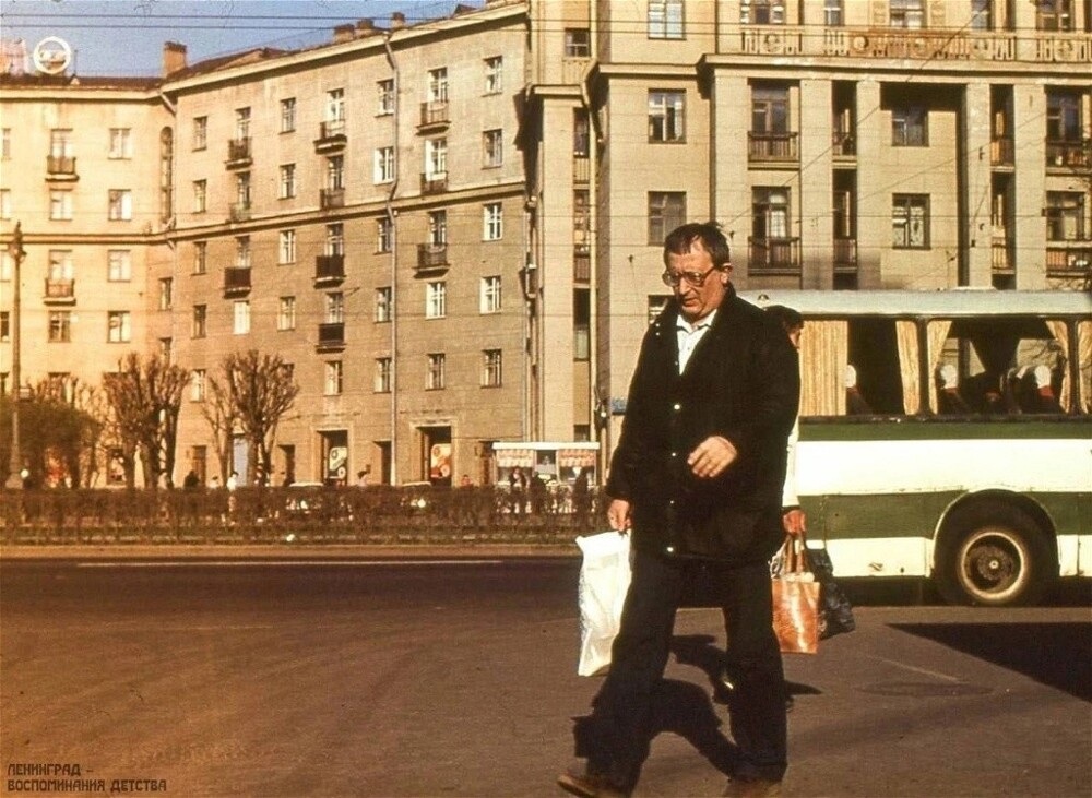 Борис Стругацкий пересекает площадь, которую позднее назовут их с братом имением. Ленинград, 1981 год
