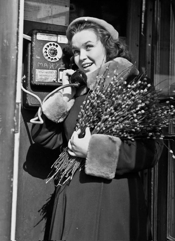 Женщина говорит по уличному телефону в Киеве, Март, 1960-е
