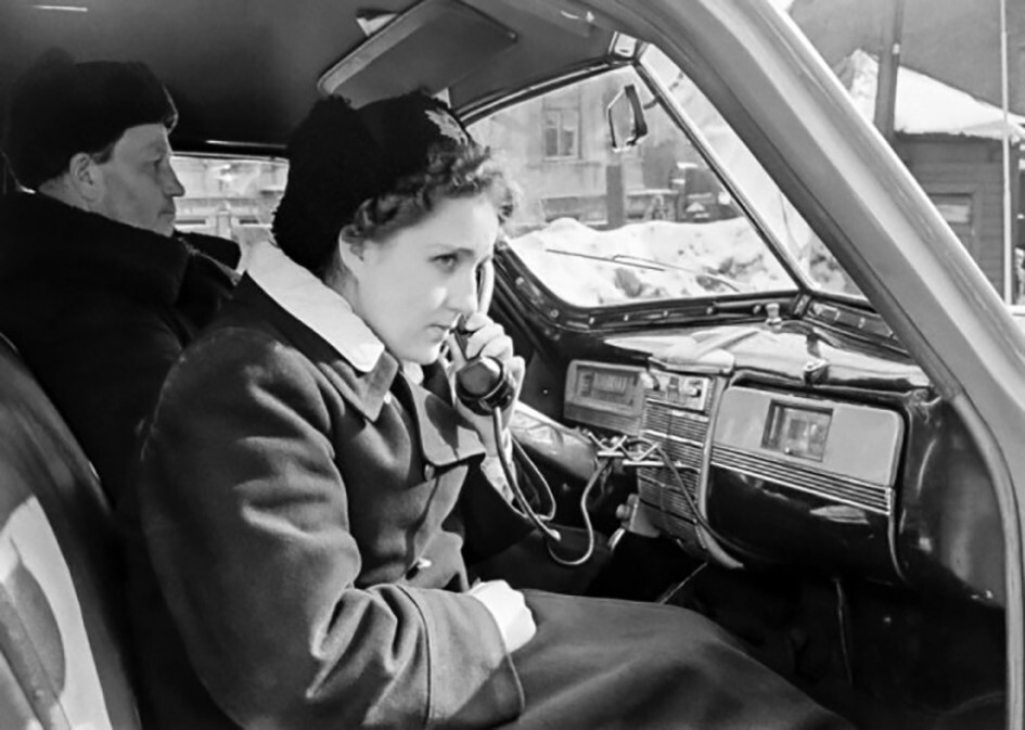 Фельдшер Круглова принимает вызов по радио-телефону от диспетчера Центрального городского пункта неотложной помощи апрель 1958 год