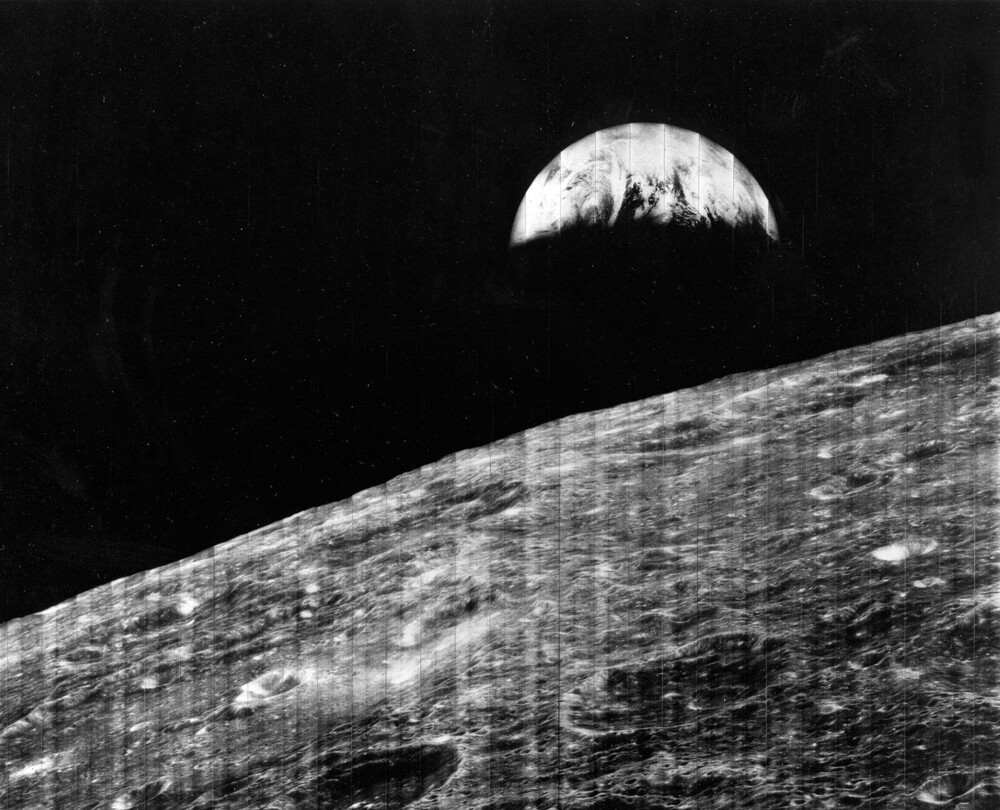 5. Первый снимок Земли с Луны, сделанный в 1966 году космическим аппаратом Lunar Orbiter 1