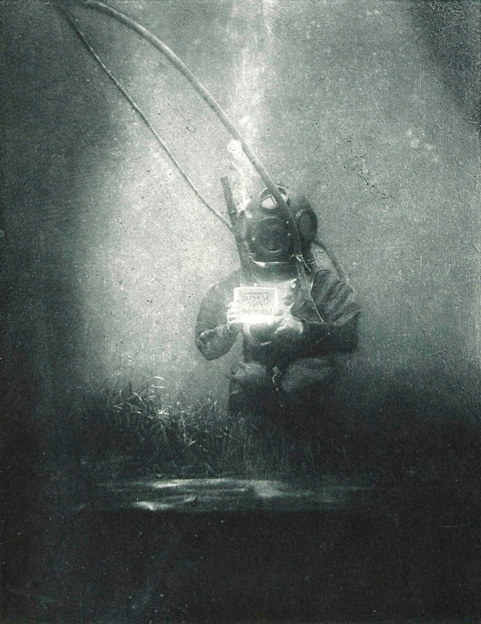 15. Первый подводный портрет в мире, снятый в 1899 году французом Луи Ботаном