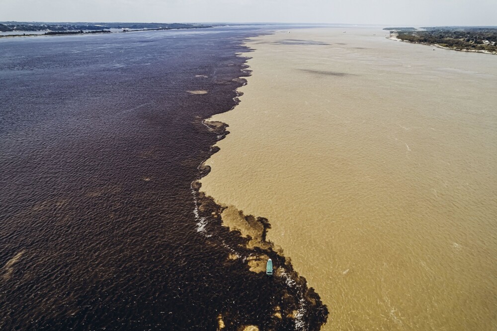 9. Как выглядит слияние Амазонки и реки Риу-Негру. Такой контраст - из-за разницы в температуре, скорости и плотности воды