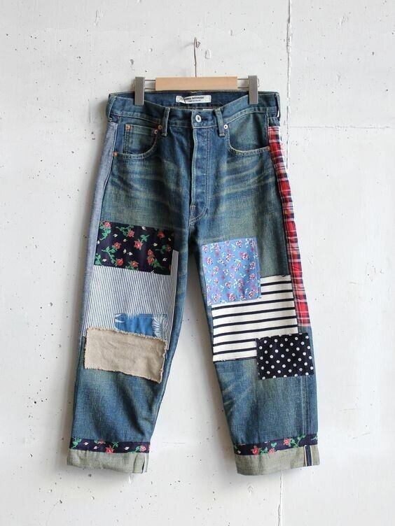 2. Обычные джинсы становятся оригинальными благодаря вставкам из разной ткани