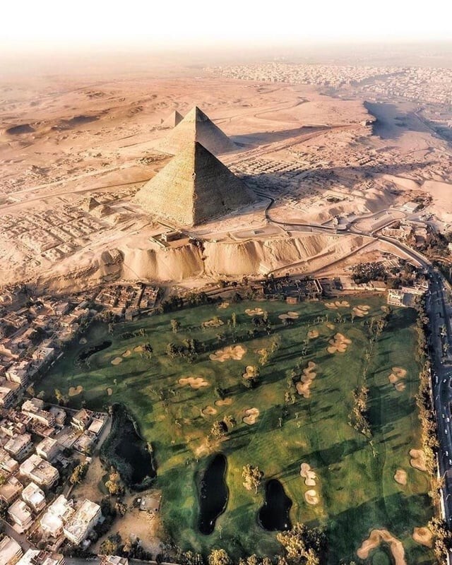 8. Поле для гольфа рядом с пирамидами Гизы в Египте
