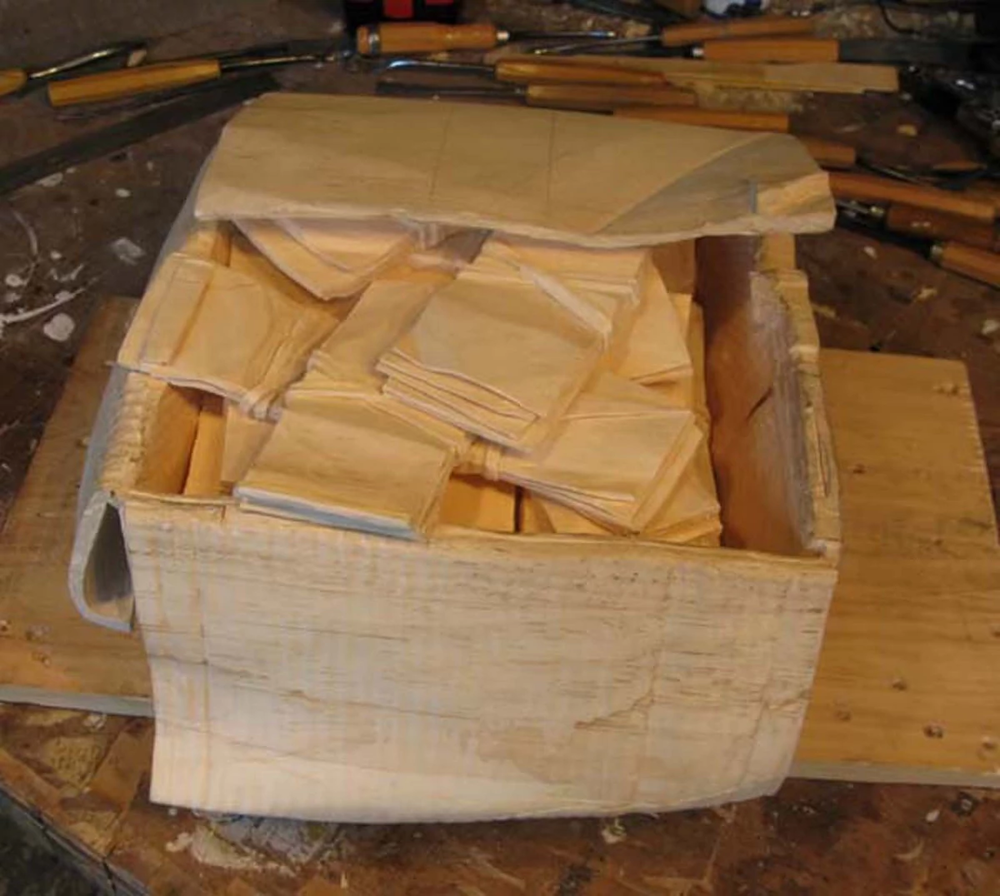 Мужчина превратил деревянный брусок в коробку с деньгами