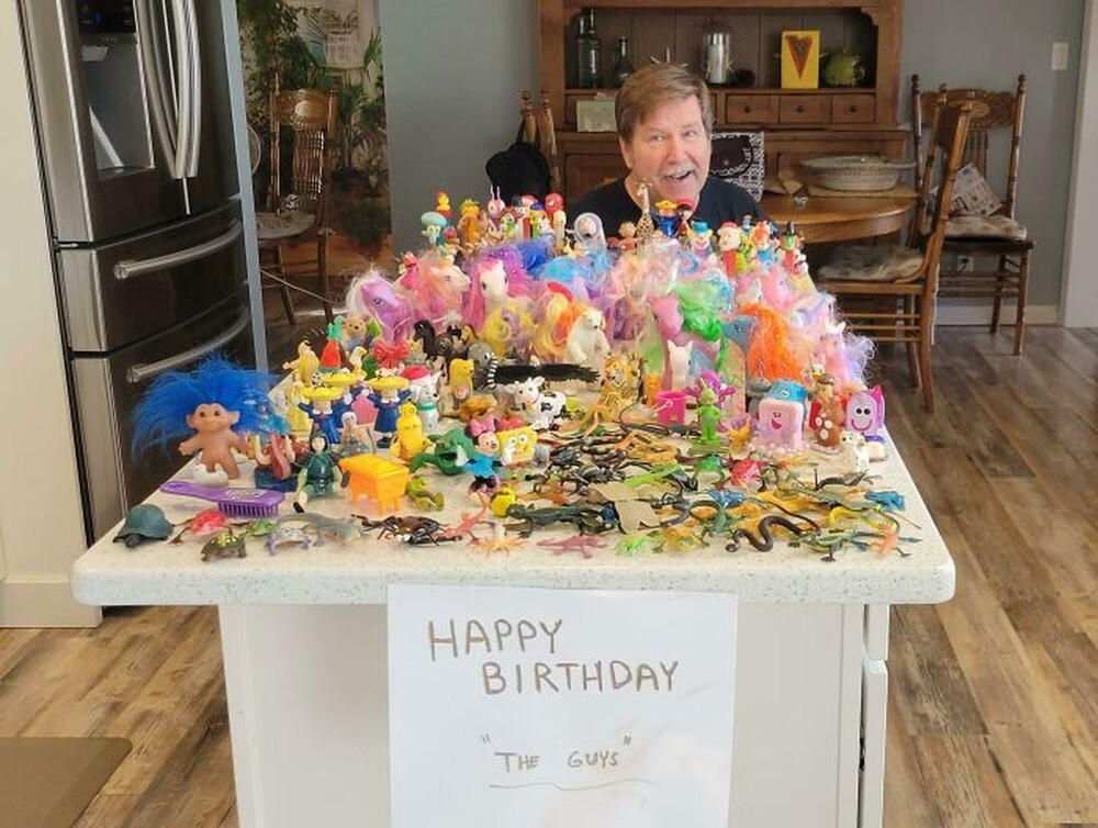 14. «Каждый год на мой день рождения папа выкладывает моих «пацанов», все мои игрушки из детства, и его это очень радует»