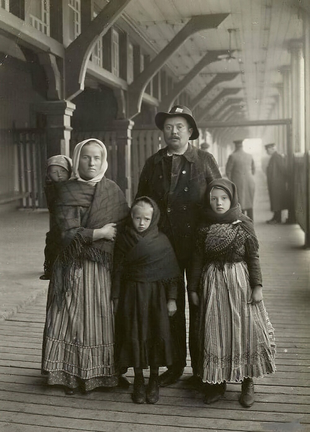 17. Семья иммигрантов на острове Эллис в Нью-Йорке собирается отправиться в погоню за своей мечтой. 1900-е годы