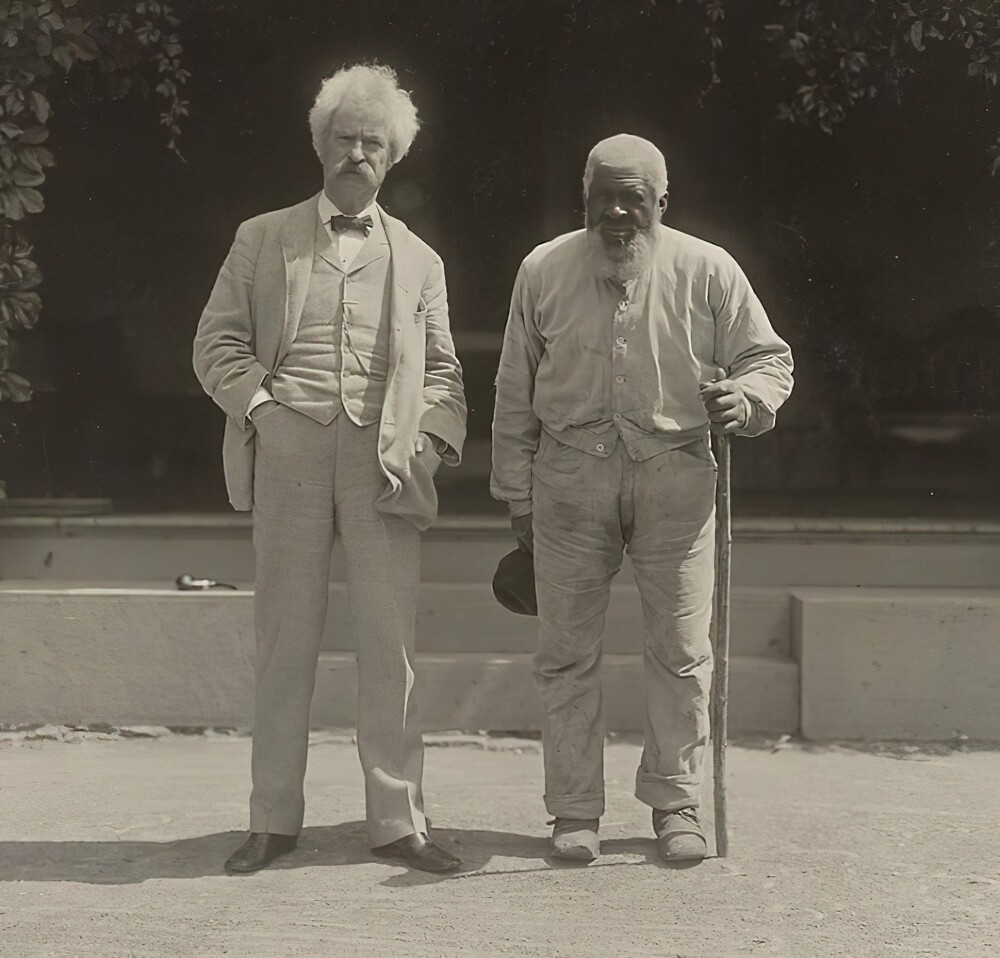 16. Марк Твен и его давний друг Джон Т. Льюис (вероятно, прототип персонажа «Джим» в «Гекльберри Финне»), Нью-Йорк, 1903 г.