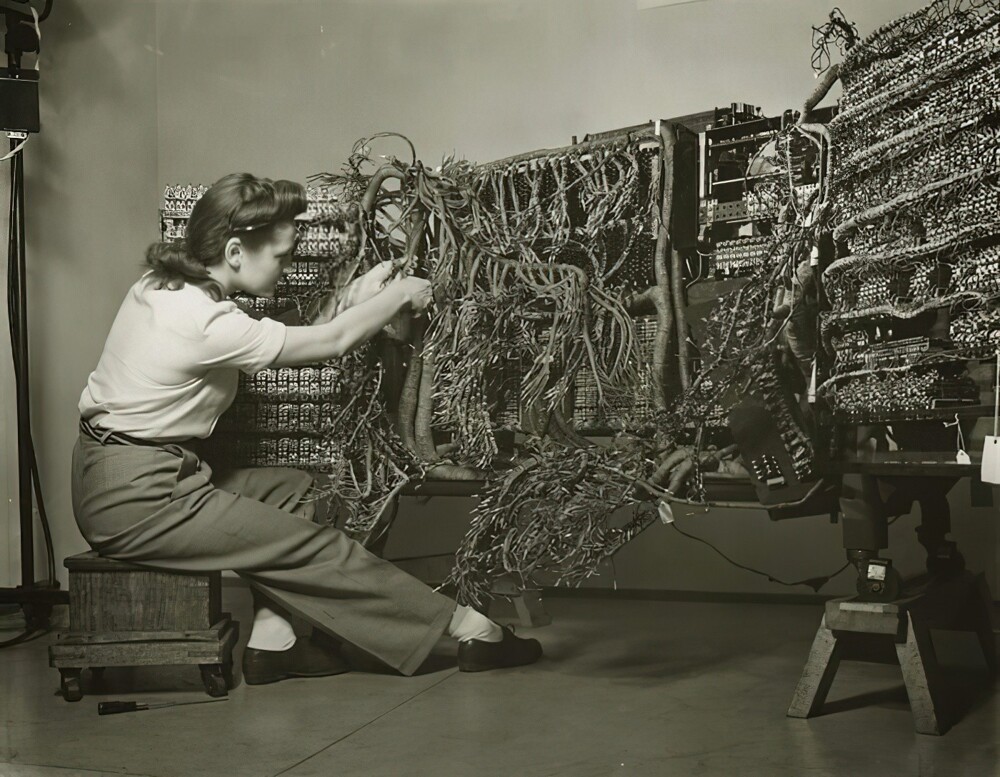 5. Инженер, подключающий один из первых компьютеров IBM, 1958 год