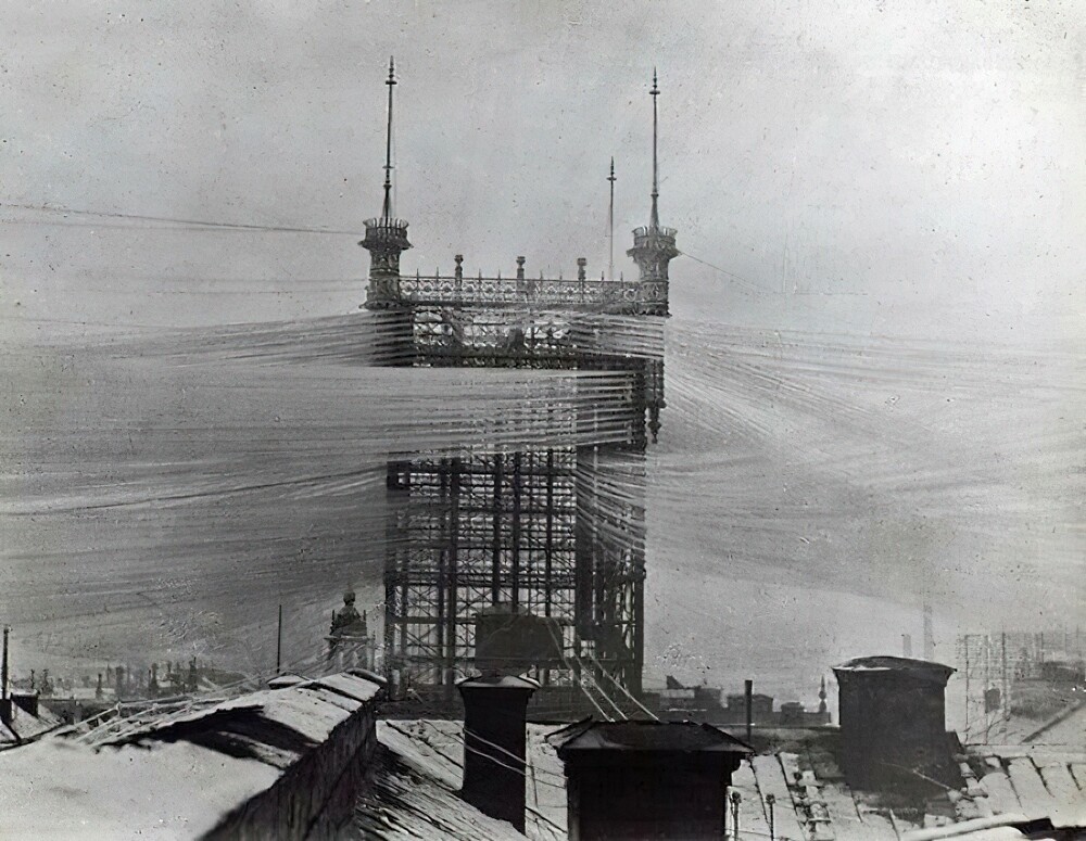 25. Телефонная вышка до того, как линии начали связывать в кабели. В этой башне 5000 линий (1890 г.)