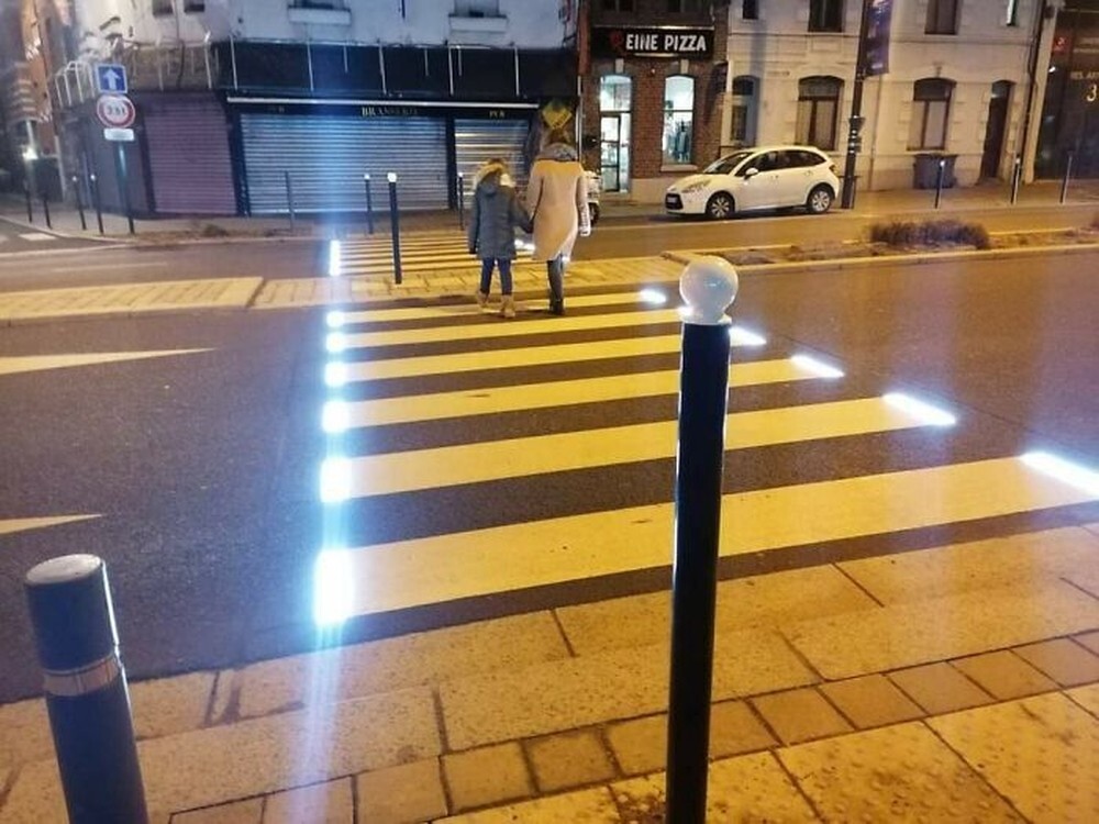 2. Переход с подсветкой во Франции: подсветка включается автоматически, чтобы предупредить водителей о пешеходе