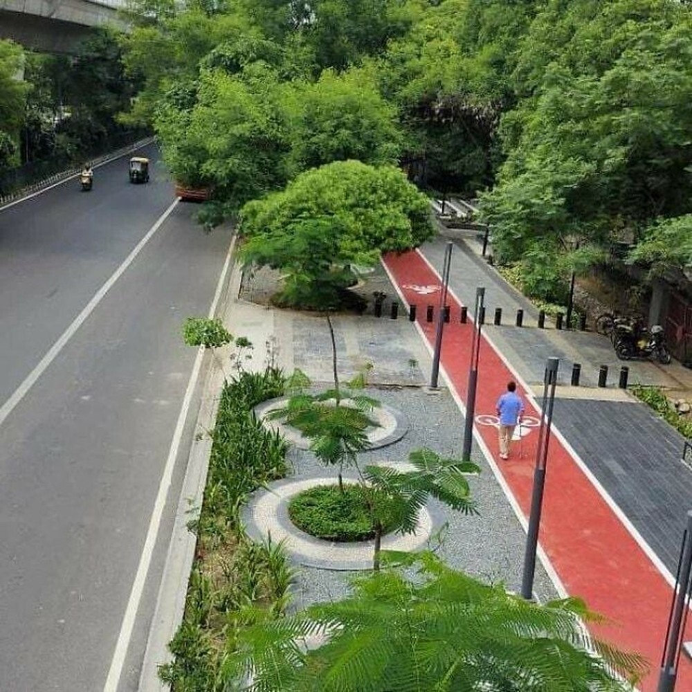 13. «Мой город, Дели, переделывает свои дерьмовые, ориентированные на машины бесполезные дороги; вот половина одной такой дороги восстановлена»