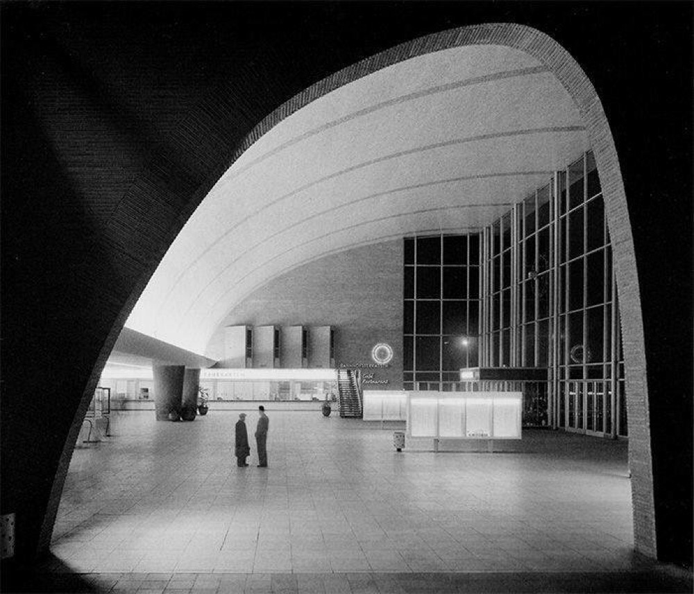 23. Вокзал в городе Кёльн, Германия. Построен в 1957 году