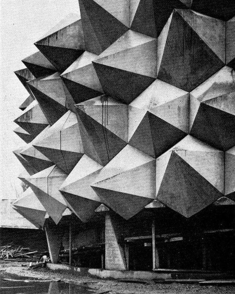 37. "Бетонный еж", павильон швейцарской армии (1964) от архитектора Карла Фингерхута