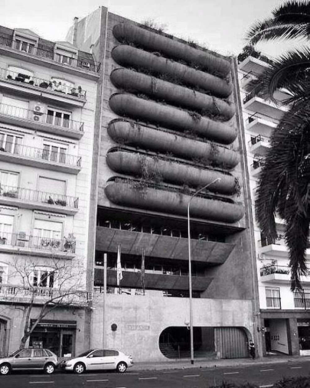 40. Посольство Бразилии в Буэнос-Айресе, Аргентина, построенное в 1978-89 годах. Архитектор - Олаво Редиг де Кампос