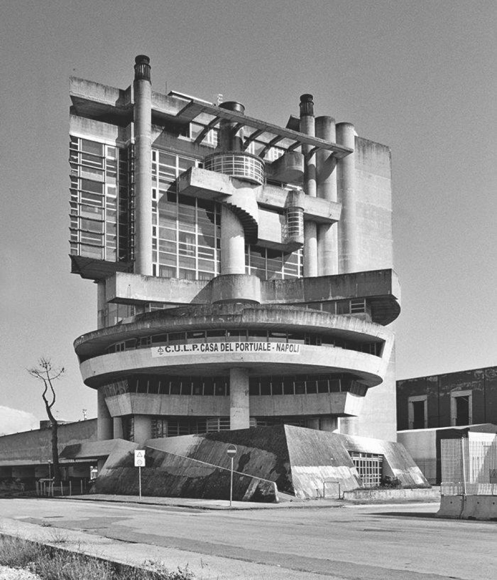 38. Здание Casa Del Portuale в Неаполе, Италия, по проекту Альдо Росси. Годы постройки - 1968-80.