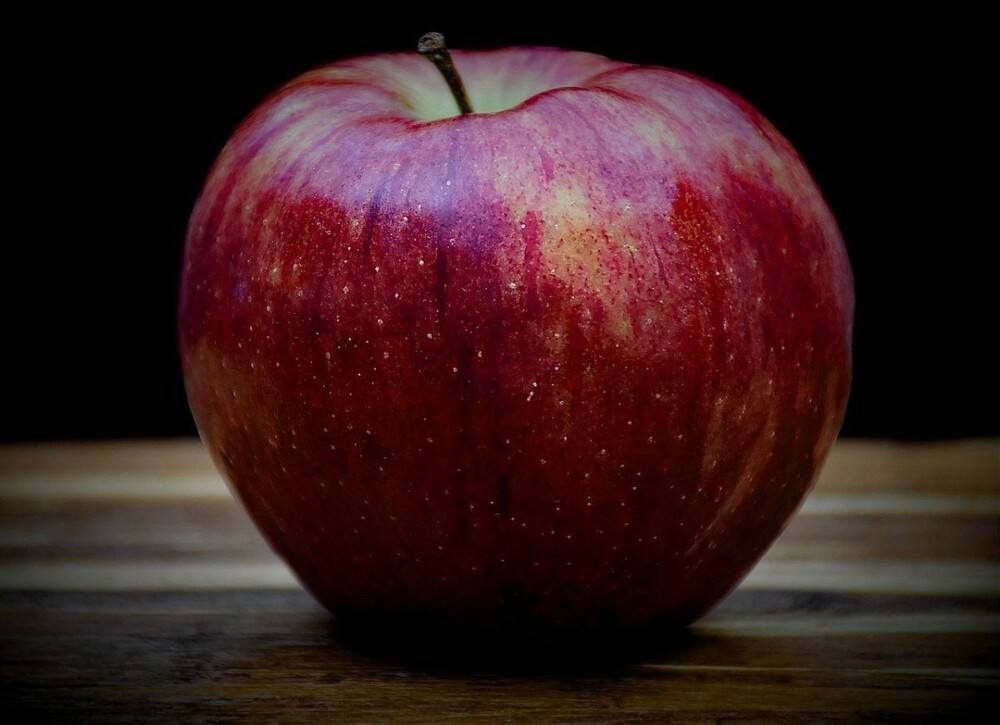 13. В Древней Греции бросание яблока в женщину считалось предложением руки и сердца