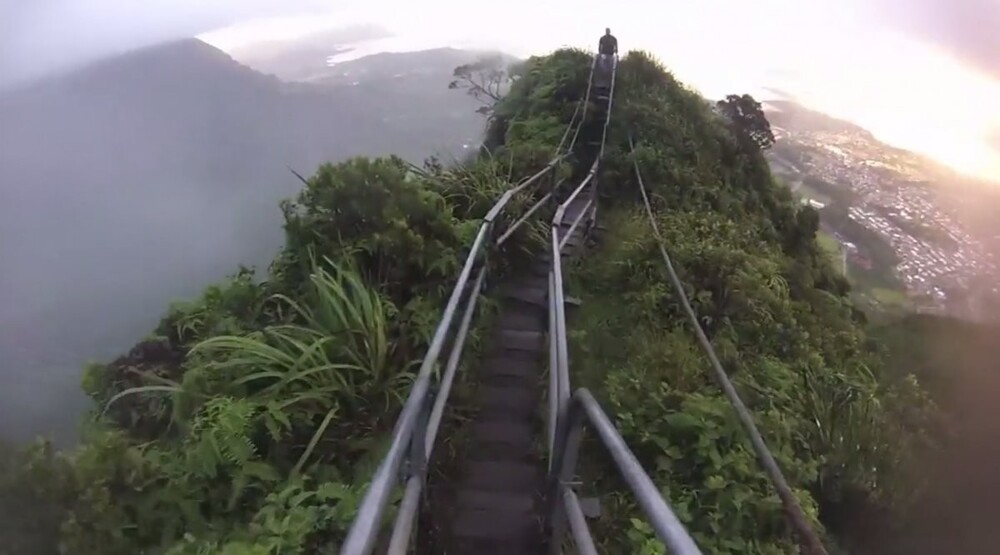 "Лестница в небеса": запрещённая тропа, которую облюбовали рисковые туристы
