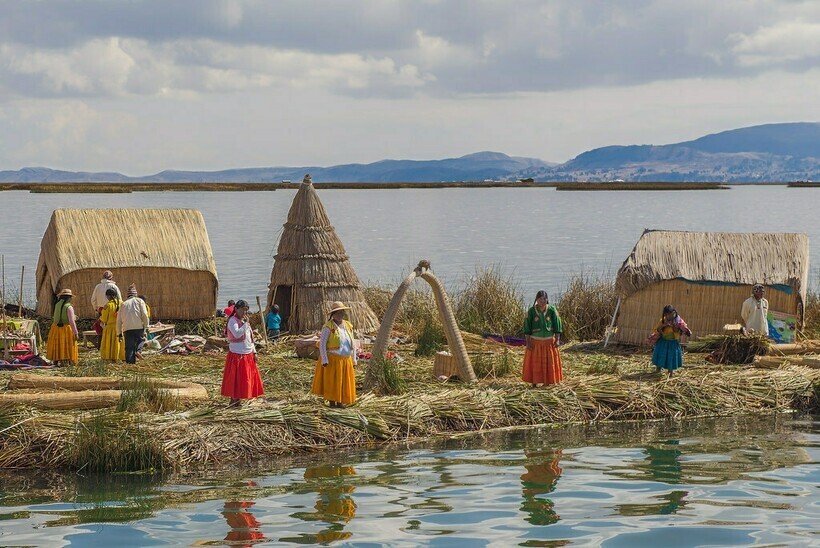 Как живет народ уру, который строит большие плавучие острова из тростника