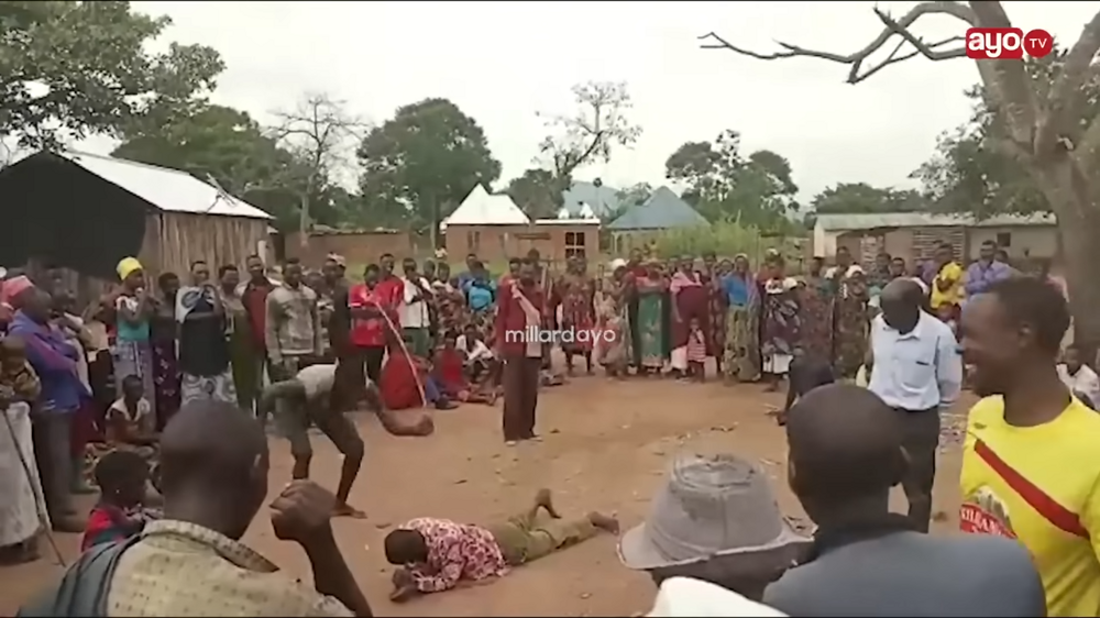 В Танзании мужчину публично выпороли за шашни с чужой женой