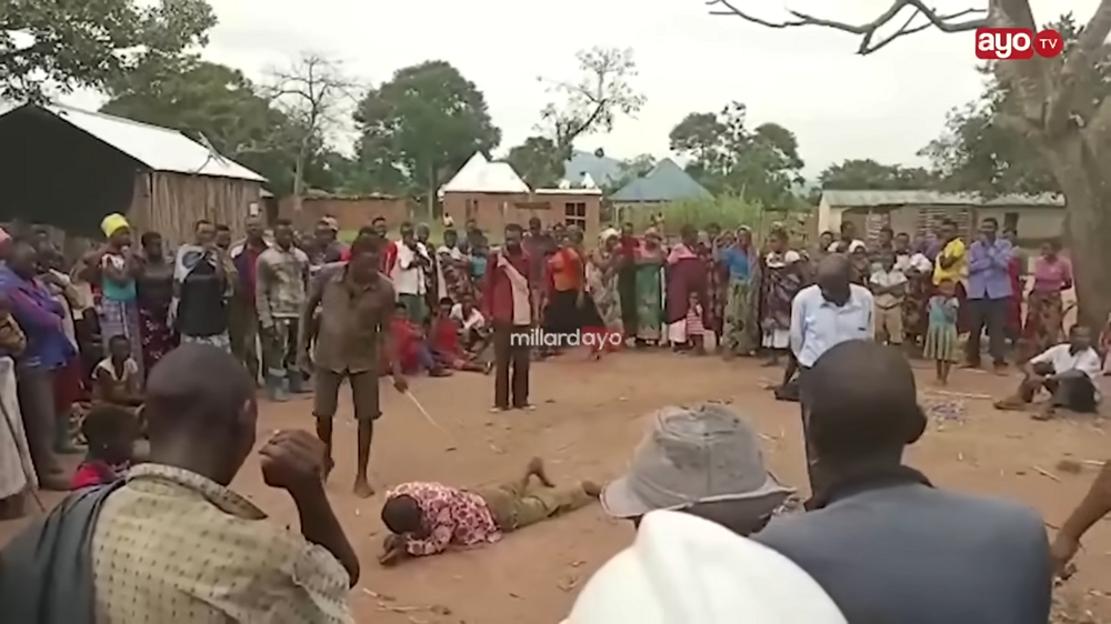 В Танзании мужчину публично выпороли за шашни с чужой женой