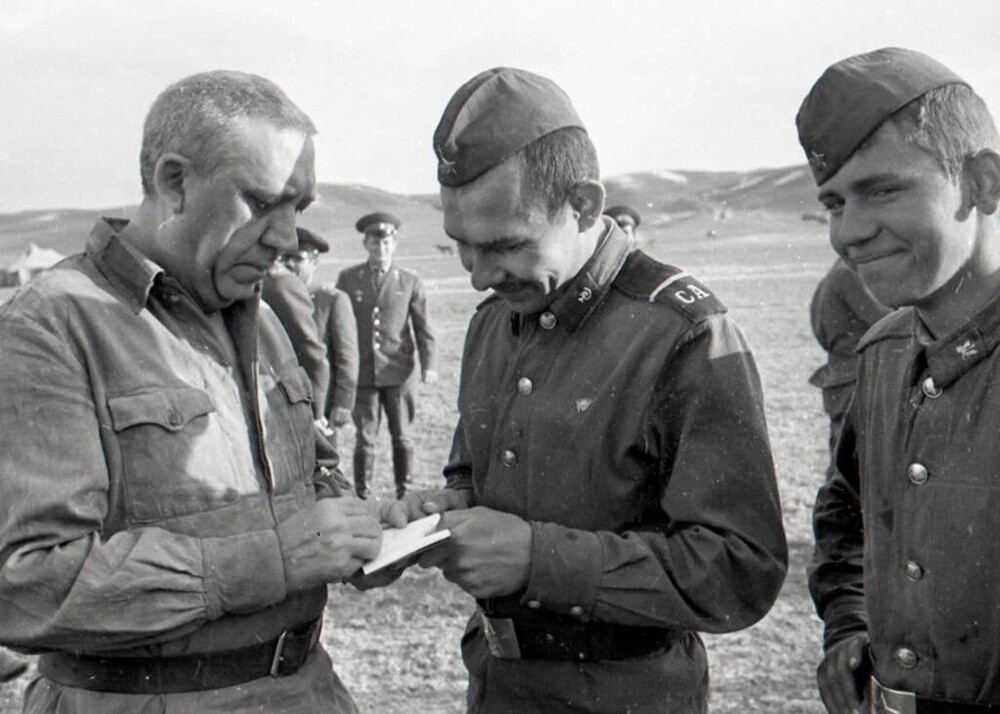 Юрий Никулин в перерыве съемок фильма «Они сражались за Родину», 1975 год