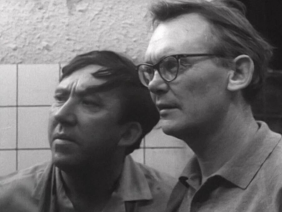 Юрий Никулин и режиссер Леонид Гайдай на съемках фильма «Бриллиантовая рука», 1968 год