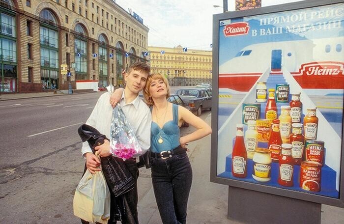 Молодые люди возле рекламного плаката продукции от «Heinz», 1996 год.