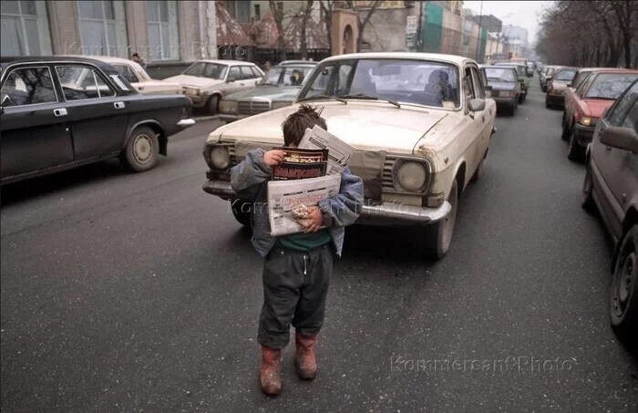 Мальчик продаёт печатную продукцию на проезжей части  в Москве, 1997 год.