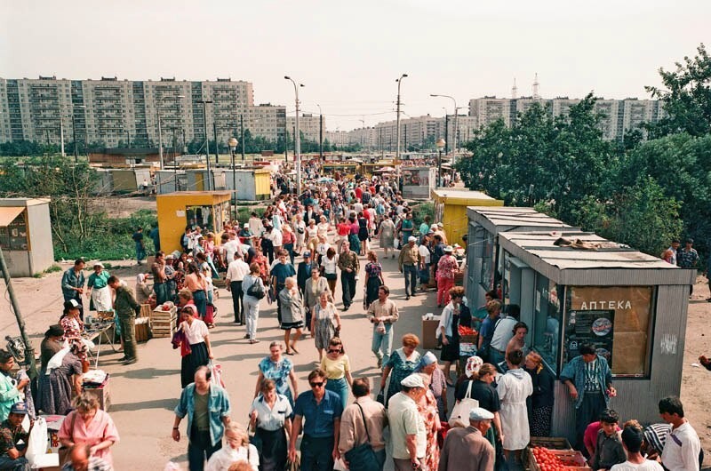 Северный выход из метро Купчино, 1994 год.
