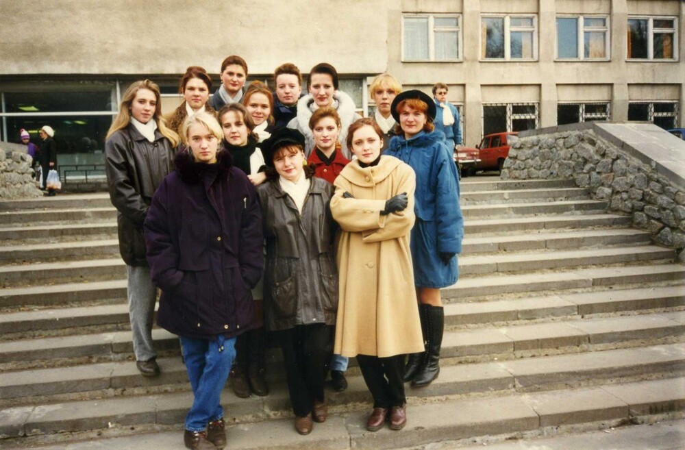 Студентки НМУ, 1995 год.