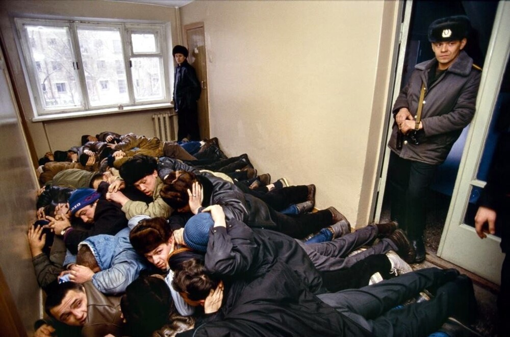 Задержанные бандиты из группировки Уралмаш лежат вповалку перед допросом, 1992 год