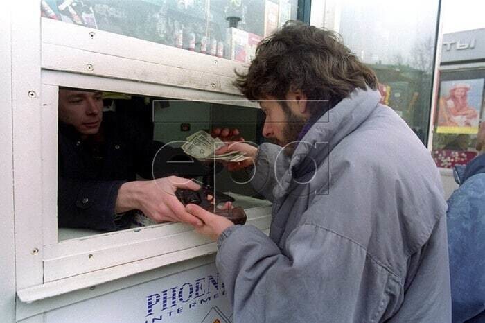 Покупка газового пистолета в уличном ларьке по продаже средств самообороны в Москве. 1992 год.