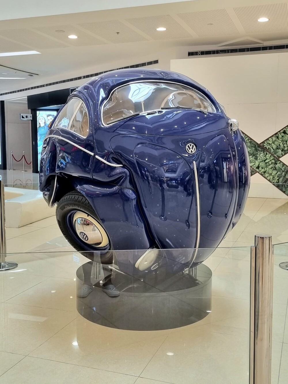 5. Скульптура "Сфера жука", сделанная из настоящего Volkswagen Beetle 1953 года выпуска. Автор - известный индонезийский художник Ичван Ноор