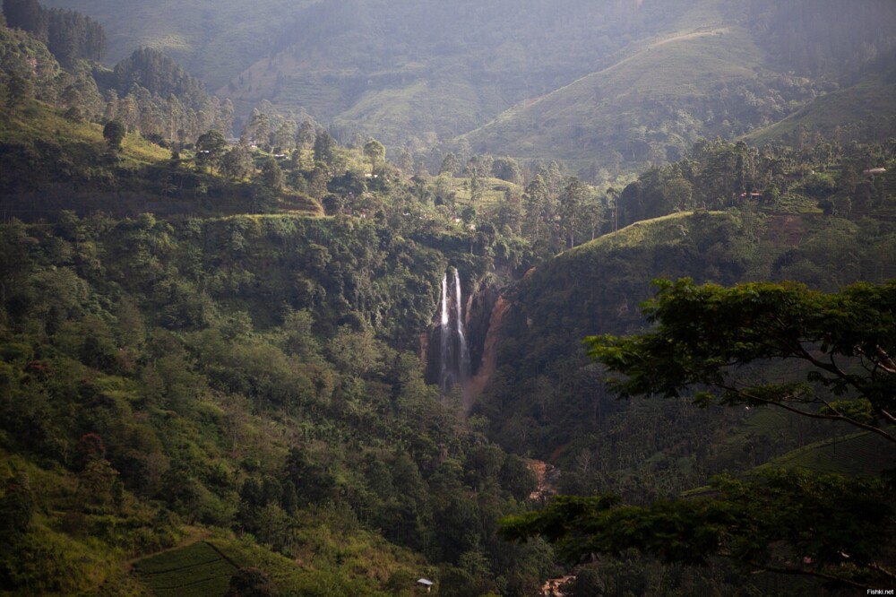 Два водопада, разного цвета, Шри-Ланка