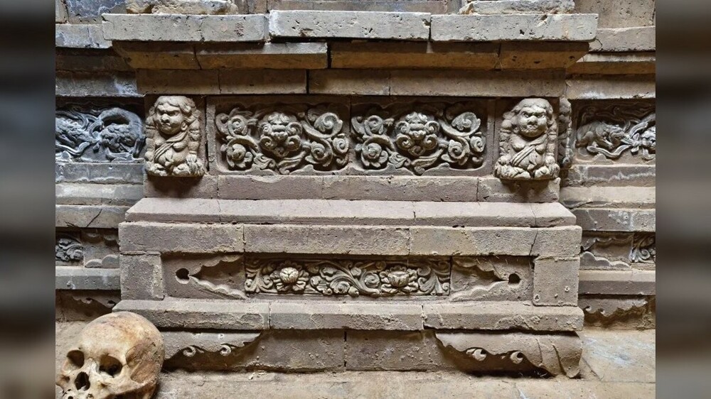 В Китае обнаружена богато украшенная 1000-летняя кирпичная гробница