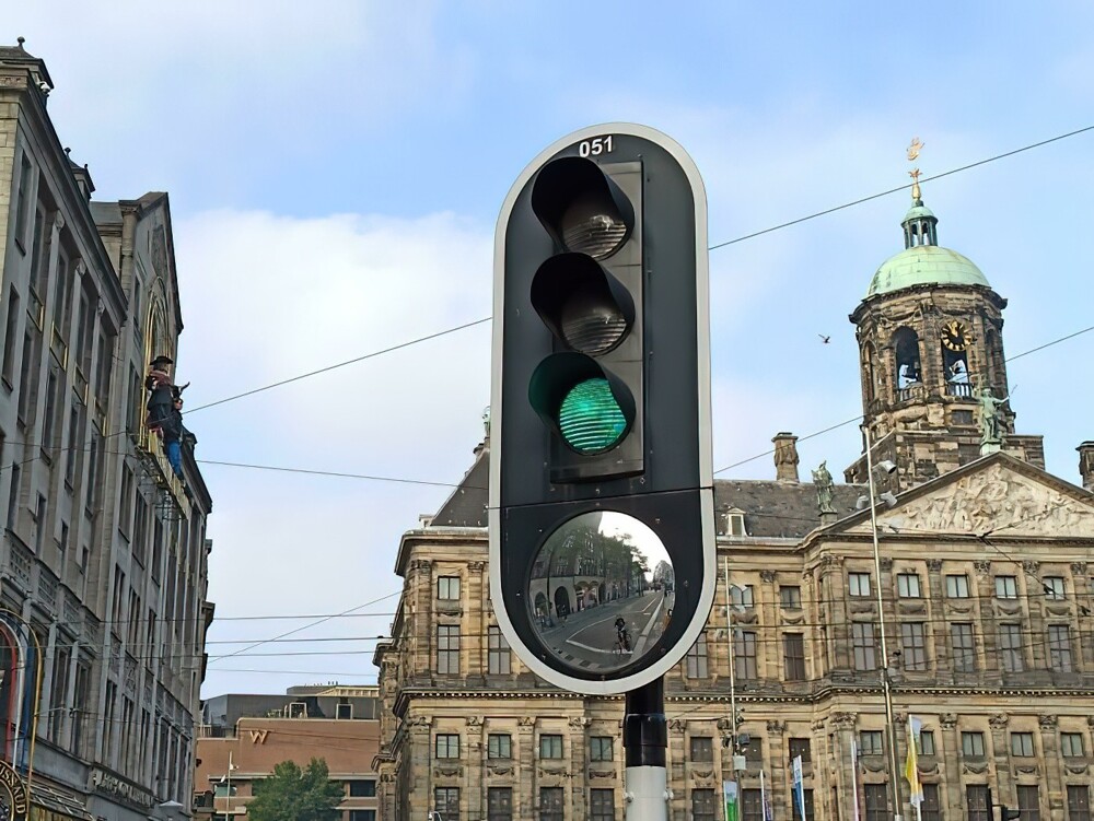 4. Светофор с зеркалом, позволяющим водителям видеть пешеходов/велосипедистов, находящихся в слепых зонах