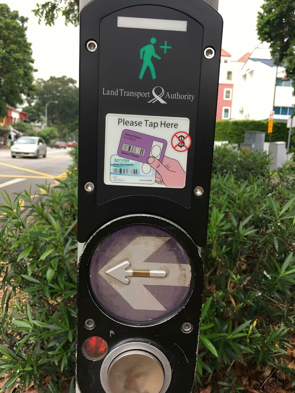 1. Сингапурский светофор даёт пожилым людям/инвалидам возможность увеличить время перехода, приложив специальную карточку