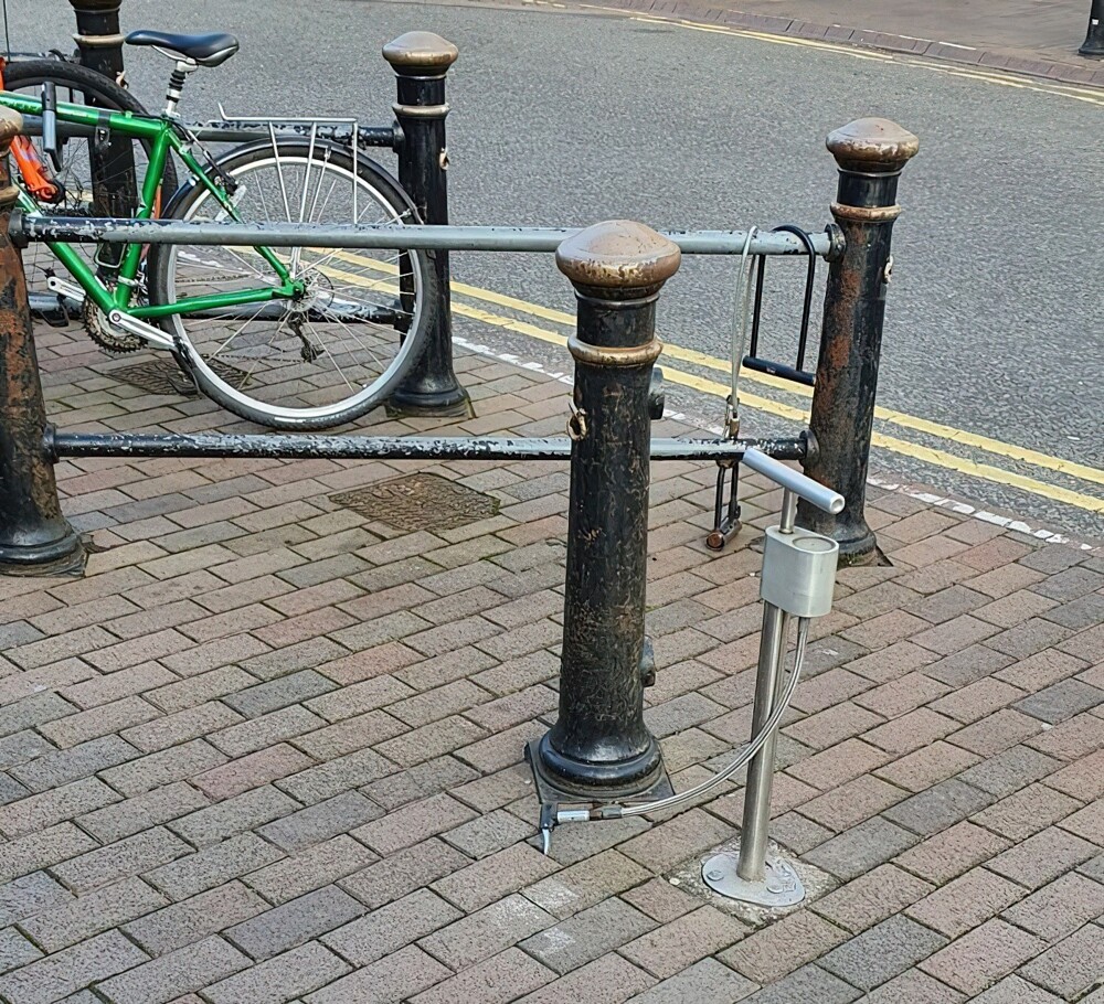 3. Велосипедный насос, установленный рядом с зоной велосипедной стоянки