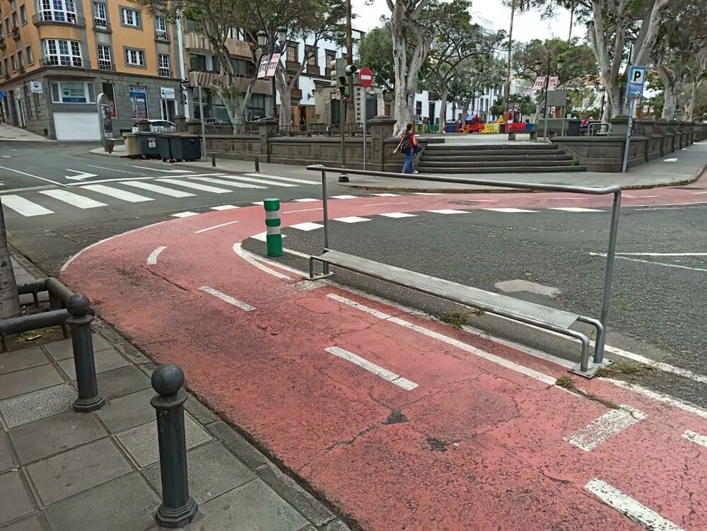 20. Металлический столбик, который позволяет велосипедисту стоять прямо в ожидании зелёного сигнала светофора. Испания