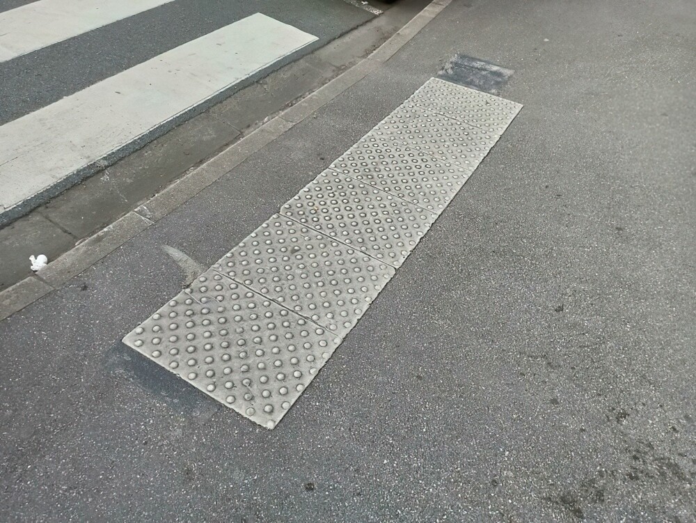 17. Бугристые плитки перед пешеходным переходом, помощь незрячим. Франция
