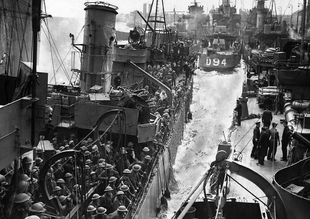 29. Солдаты британского экспедиционного корпуса благополучно возвращаются домой после прибытия во Фландрию, 6 июня 1940 года