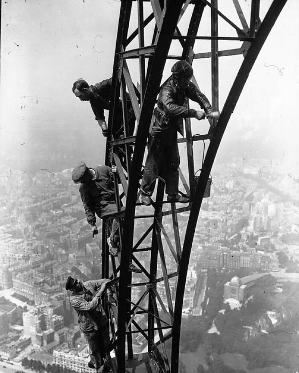 24. Рабочие красят Эйфелеву башню, 1932 год
