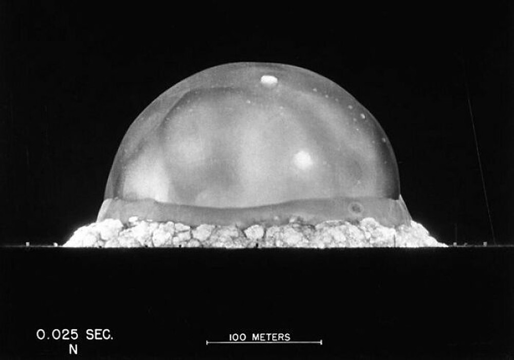 27. «Тринити», первое в мире испытание технологии ядерного оружия. 0,025 секунды после взрыва, 16 июля 1945 года