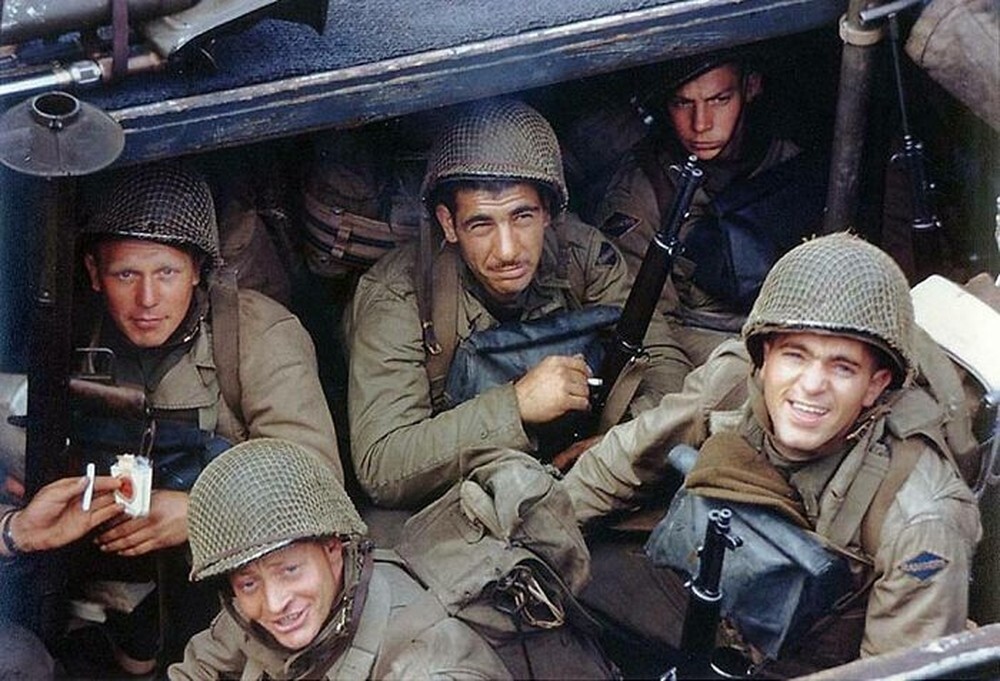 25. Рейнджеры армии США на десантном корабле в английском порту в июне 1944 года в ожидании сигнала о вторжении в Нормандию