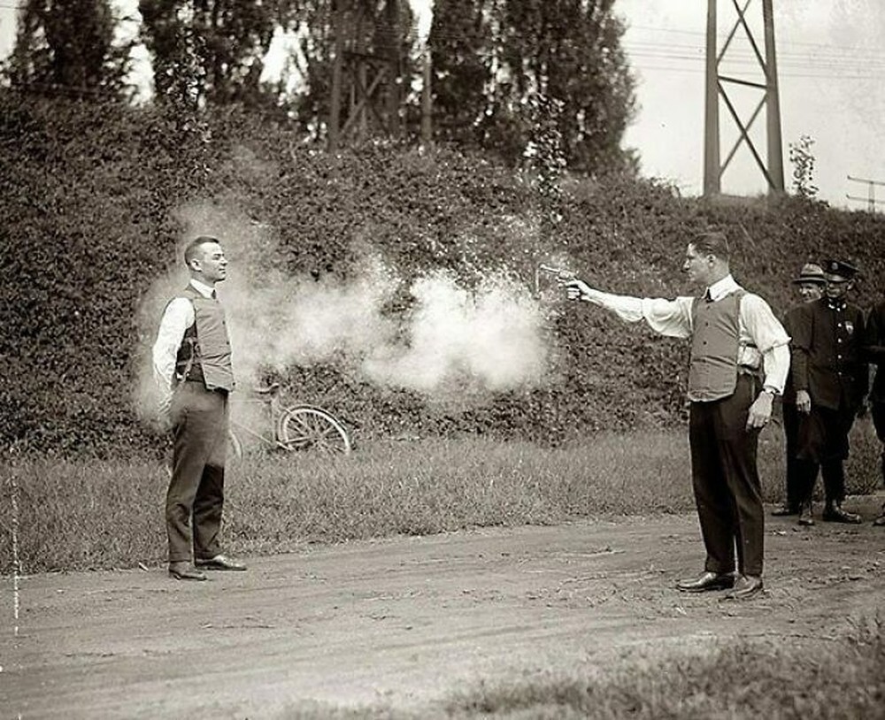 34. Испытание нового пуленепробиваемого жилета, 1923 год
