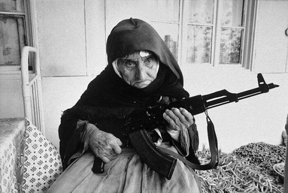 4. 106-летняя армянка с автоматом охраняет свой дом, 1990