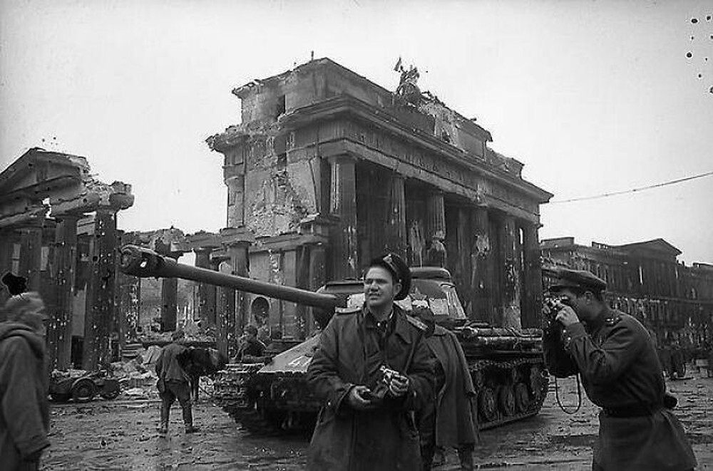 35. Фотограф Евгений Халдей в Берлине с советскими войсками у Бранденбургских ворот в мае 1945 года