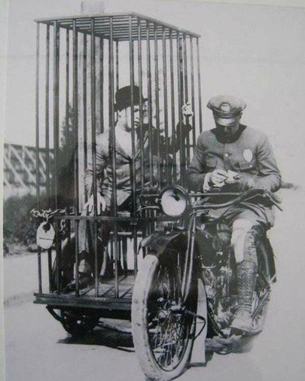 8. Полицейский на мотоцикле Harley-Davidson перевозит заключенного в клетке, 1921 год